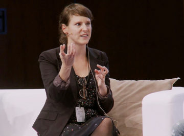 Sandra Tobler diskutiert an der Swisscom Dialog Arena über Digitalisierung in ihrem Start-up.