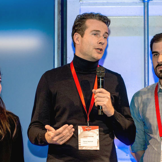Die Bekanntgabe des PoC an der Closing Ceremony des Kickstart Accelerator 2018 mit Manuela Disch, Patrick Veenhoff (beide Swisscom) und Teachy-Gründer Christian von Olnhausen (v.l.n.r.).