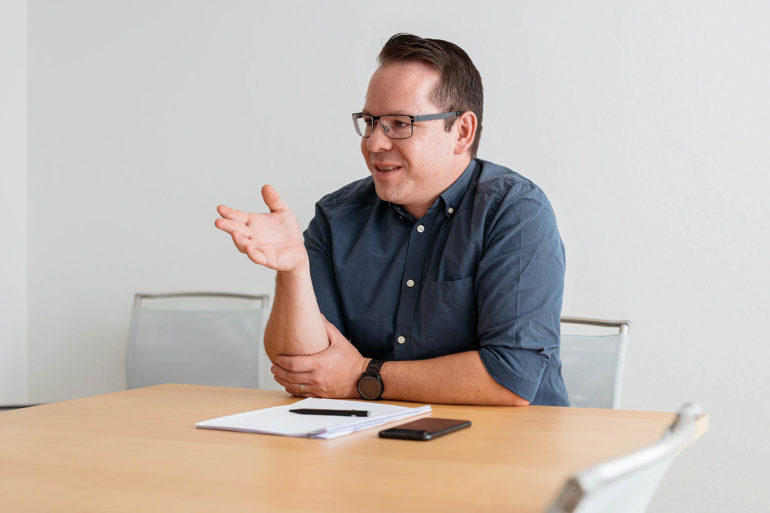 Samuel Wyss, responsable informatique chez Stadler Form, sensibilise les collaborateurs à la sécurité informatique.