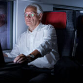 Tipps für fokussiertes Arbeiten: Mann arbeitet konzentriert an Notebook im Zug