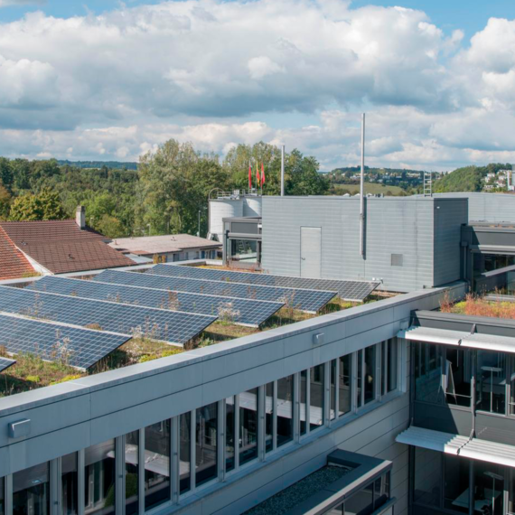 Solaranlagen auf dem Dach des Swisscom Hauptsitzes in Worblaufen