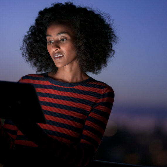 Digitalisieren mit Microsoft 365 in KMU: Frau mit Tablet