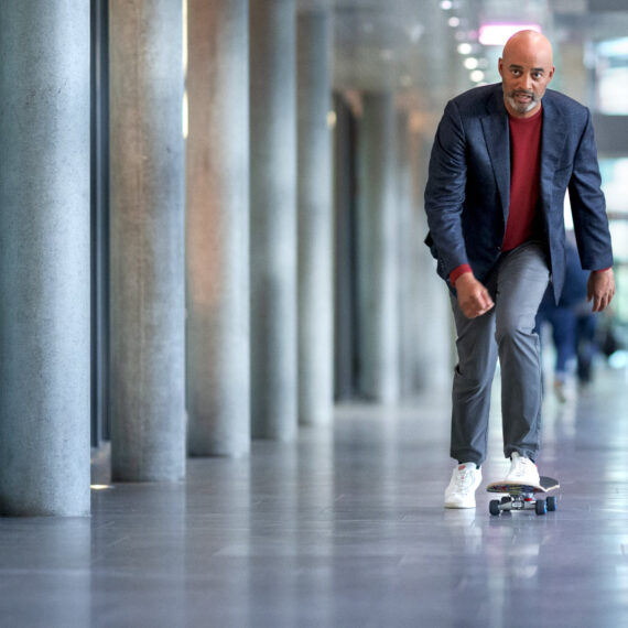 Testen Sie Ihr Wissen über generative AI im Quiz (Mann auf einem Skateboard in einem Bürogebäude).