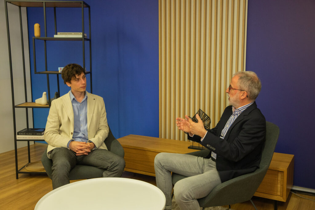 Michael Rieger (à gauche) et Hanspeter Groth pendant l’entretien sur le rôle de l’IA générative dans la production.