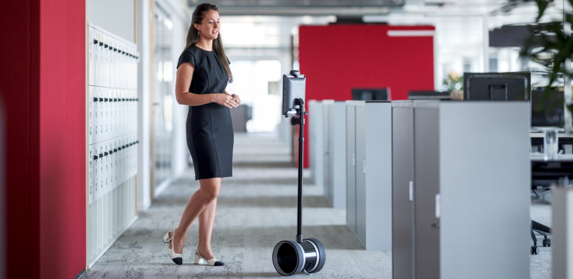 Comment les PME am&eacute;liorent leur efficacit&eacute; et leur savoir-faire gr&acirc;ce &agrave; Copilot (une femme avec un robot mobile)