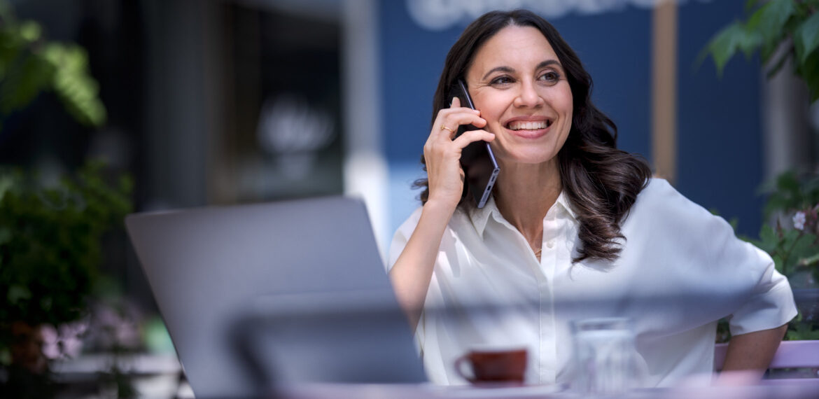 Wie sich GenAI auf die Employee Experience auswirkt (eine Frau sitzt telefonierend am Notebook)