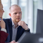 Auch KMU sind von Cyberangriffen betroffen. Zwei Organisationen erzählen. (Eine Frau und ein Mann sitzen vor einem Computer)